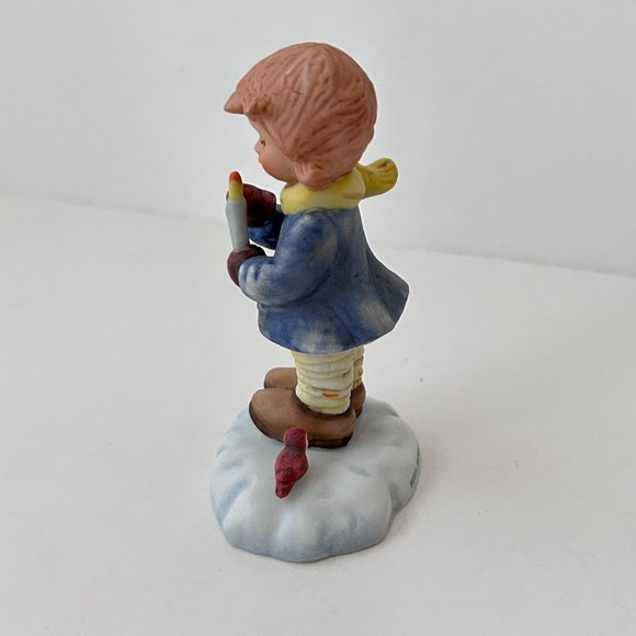 Berta Hummel Goebel Figurine The Glow Of A Candle Box 3" Winter Wonderland 2003 - Picture 3 of 11